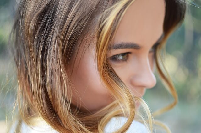 カールヘアの女性の写真