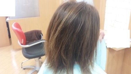 泡カラーでダメージしてしまった人の写真　横