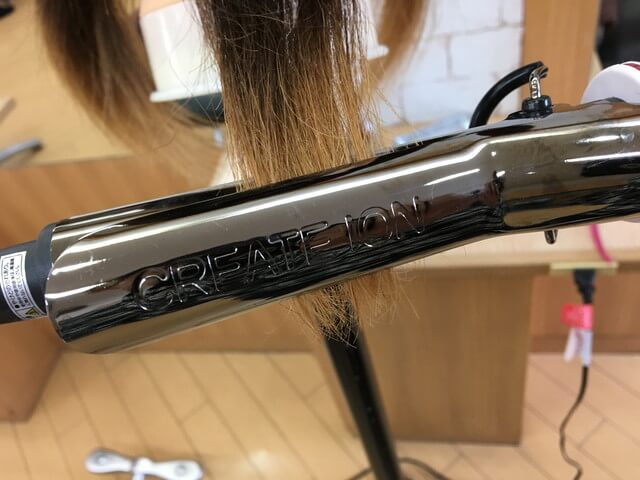 クレイツのアイロンで髪の毛を挟んでいるところの写真