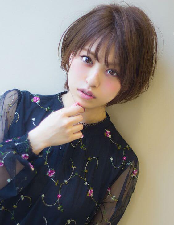 ショートヘアの透け感前髪の写真