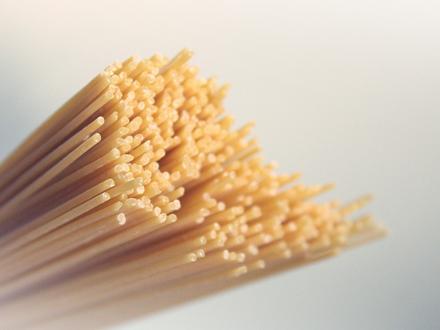 髪の毛が束になっているイメージのスパゲッティの麺