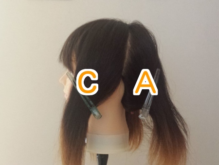 髪の毛を染めるために4つのブロックに分けてC Aの文字を入れた写真　横