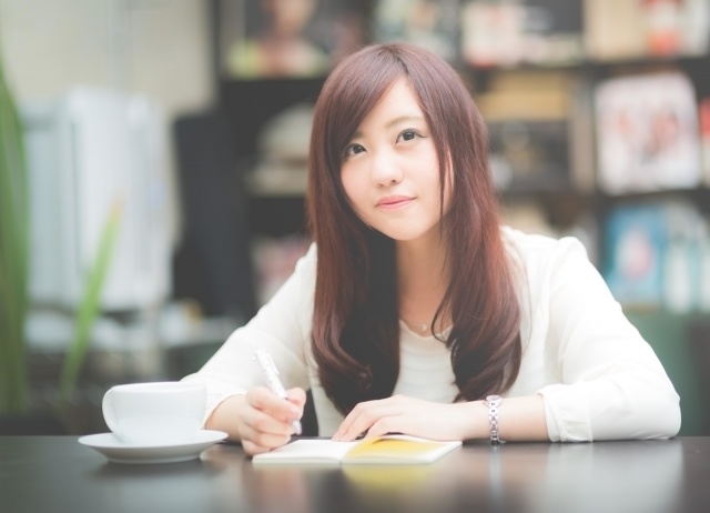 ワンカールしている女性の写真