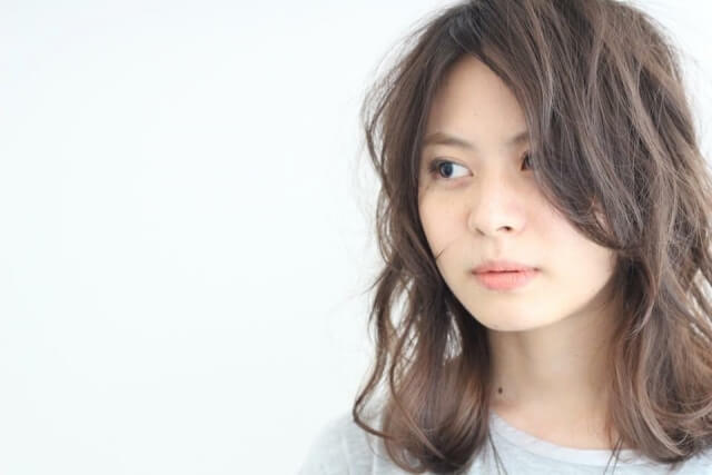 クセ毛の女性