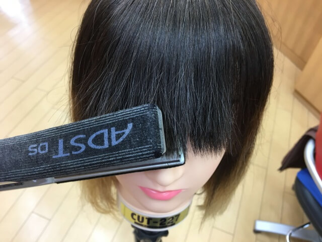 ストレートアイロンで毛先を曲げる