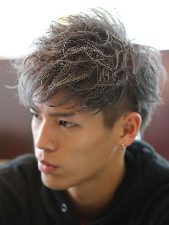 灰色の髪の男性