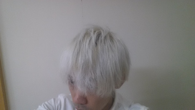 ホワイトブリーチして初日にの頭の色