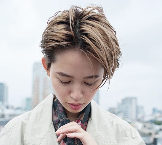 ハイブリーチの女性