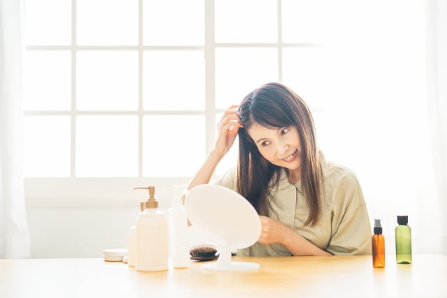 髪色を気にする女性