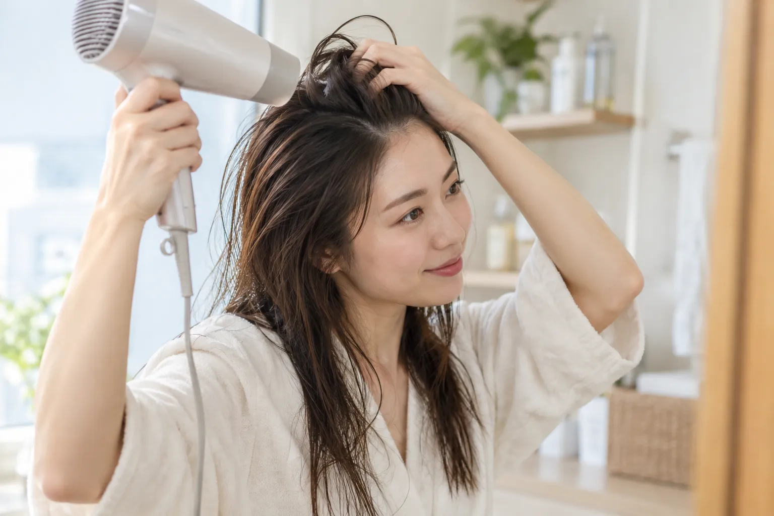 髪の毛を根元から乾かしている