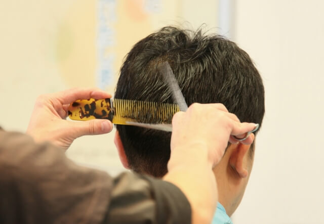 髪を切る人の写真