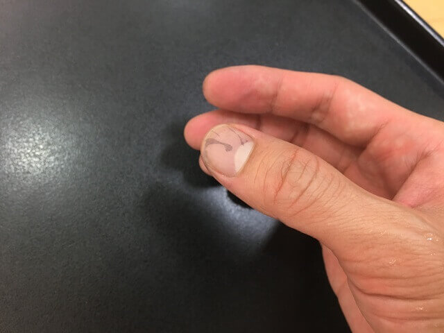 爪に付いたカラートリートメントの写真