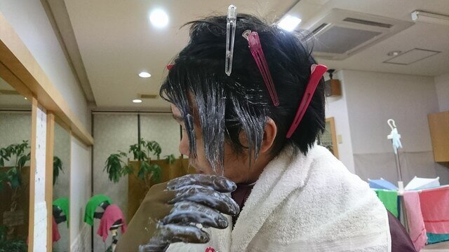 ブリーチを根元少しあけて塗っている写真