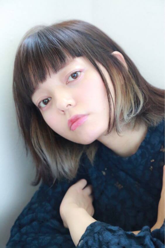 インナーカラーの女性の髪型