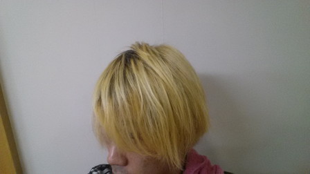 加工前の明るい髪色の写真