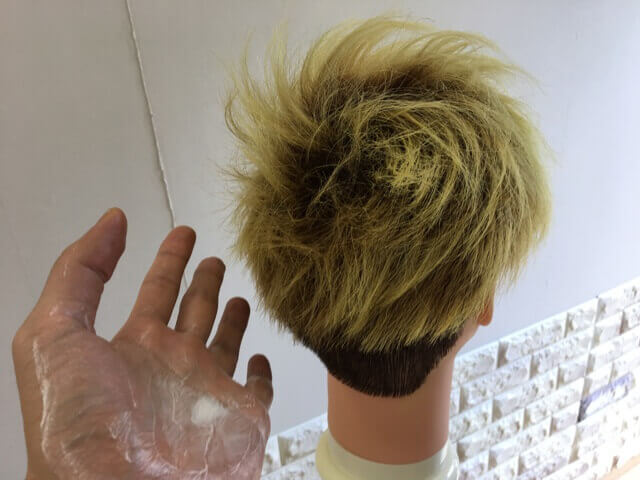 バックにワックスを付ける写真