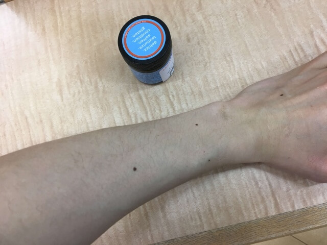 腕に付けたオーガニックワックスの写真