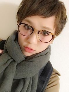 オシャレなベリーショートの女性の写真