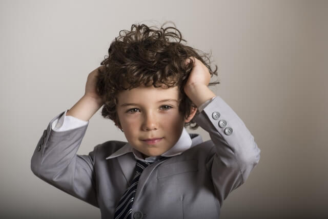 髪の毛を整える男の子の写真