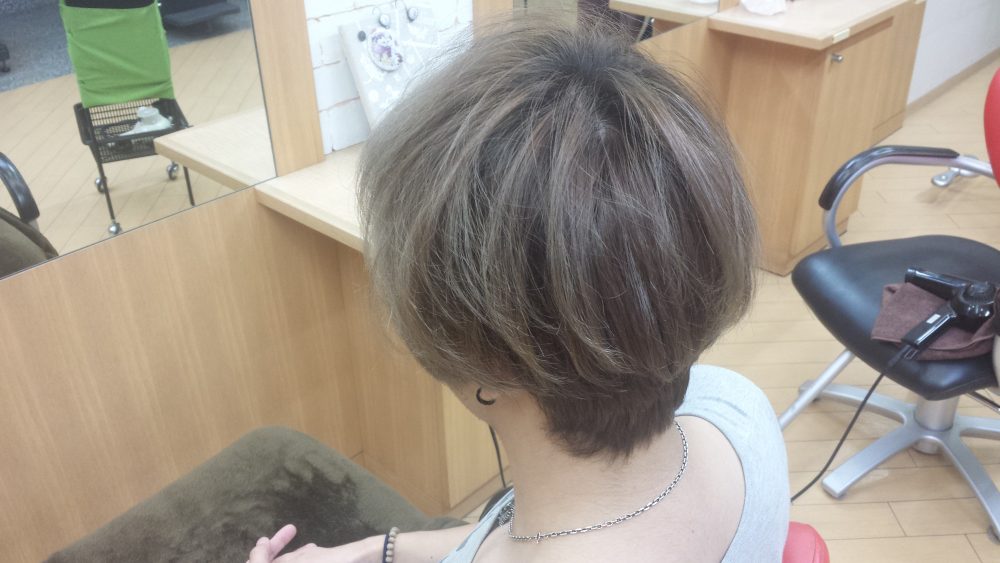 グレージュカラーで染めた男性モデルさんの写真