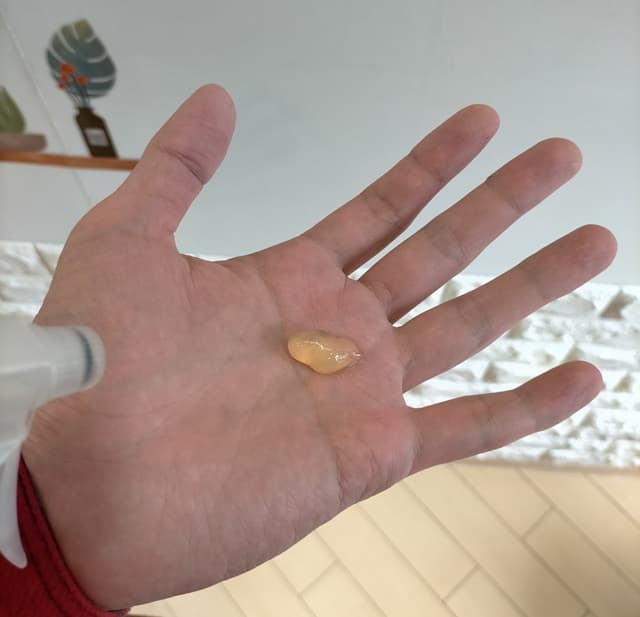 ジェルに霧吹きで水を足している