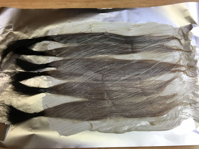 ベージュのカラー剤を塗ったところの写真