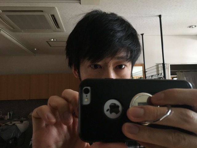 手のひらでサイドを抑える前の写真