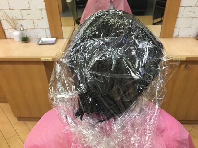髪の毛にラップを巻いた写真