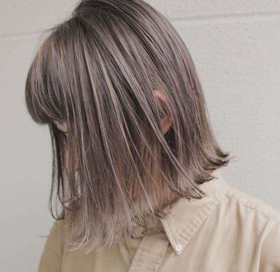 ブリーチアッシュカラーの女性