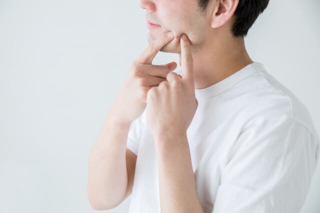 ニキビを気にする男性