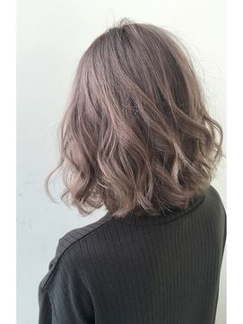 ウェーブヘアの女性の後ろ姿の写真