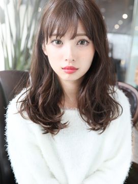 ロングヘアの透け感前髪の写真