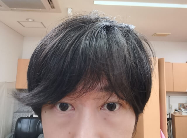 うねってカールしている前髪