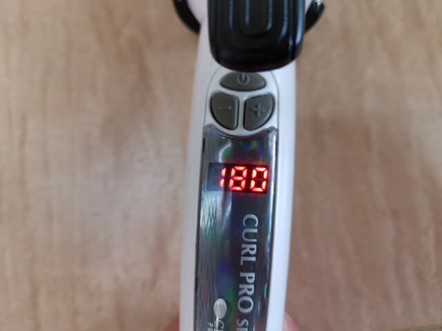 180℃に設定したコテ