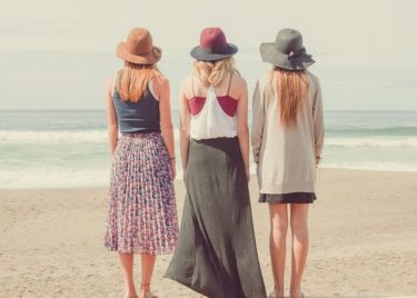 海の前で立つ女性3人
