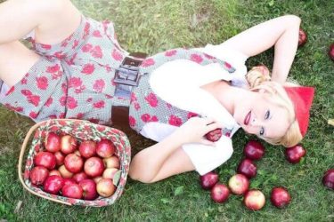 リンゴの横に横たわる女性の写真