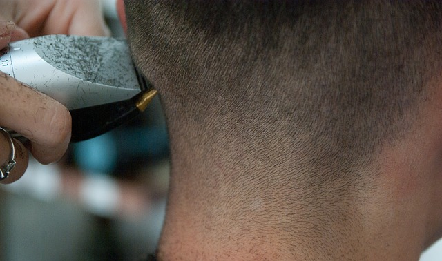 バリカンで髪を切る男性