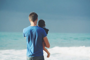 海の前にいる親子の写真