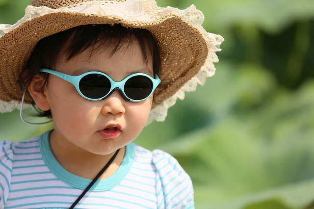 紫外線から目を守る子供の写真