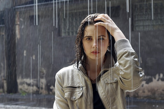 雨に打たれる女性の写真