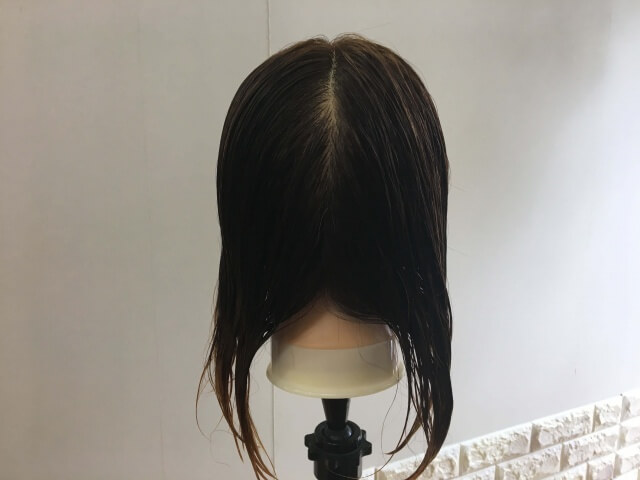 ロレアル エルセーヴ リスインテンススムースオイルエッセンスを右半分に付けた髪の毛の写真