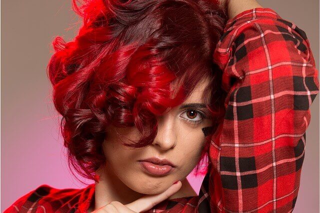赤い髪の女性の写真