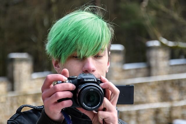 緑色のヘアカラーの男性の写真