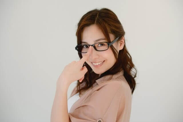 メガネをかけた女性の写真