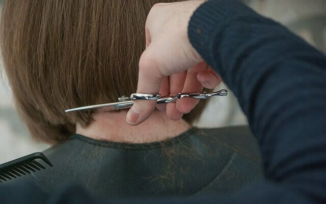 髪を切る美容師の写真