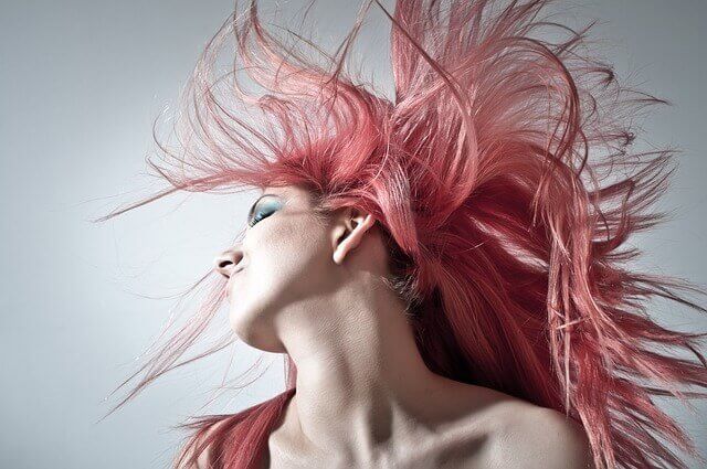 ピンク色の髪の女性の写真