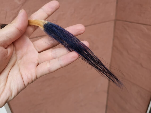 青い髪の毛の束