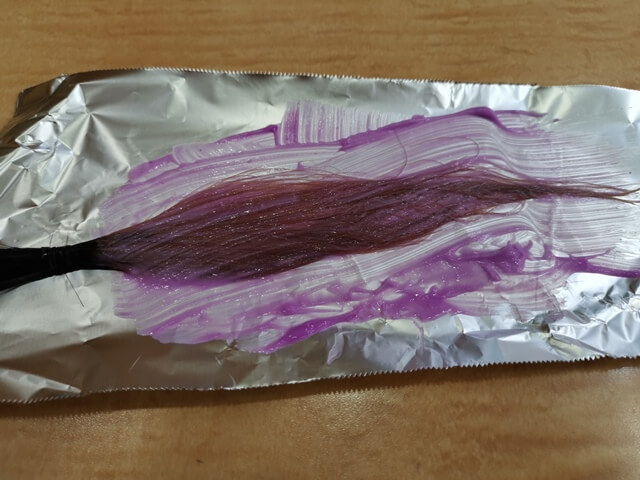 うす紫のカラーバターで染めている髪の毛