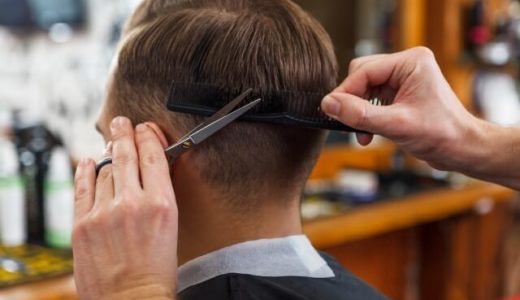 髪を切られる男性